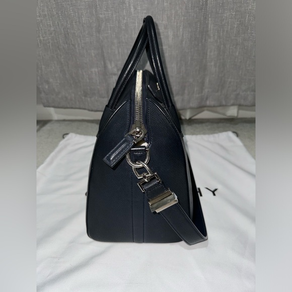 Givenchy Medium Antigona bag in Navy - Picture 4 of 10